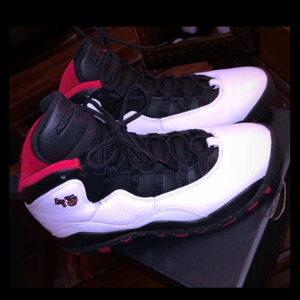 LIKE NEW RETRO JORDAN 10 Size 6.5 Y